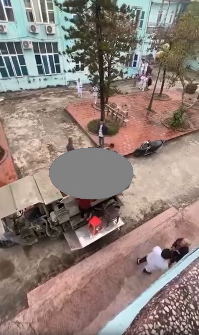 Một người đàn ông bị TNLĐ c;ả n;gười bị c;uốn v;ào m;áy trộ;n bê t;ông