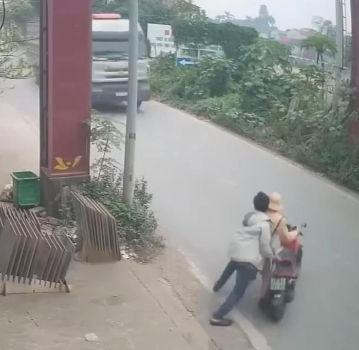 Người vi phạm đẩy cảnh sát giao thông vào gầm xe tải