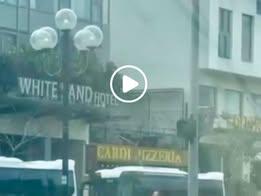 Cô ga’i k0 m;;;ặc đ;;;;ồ đ;;i lông nhông trên đường