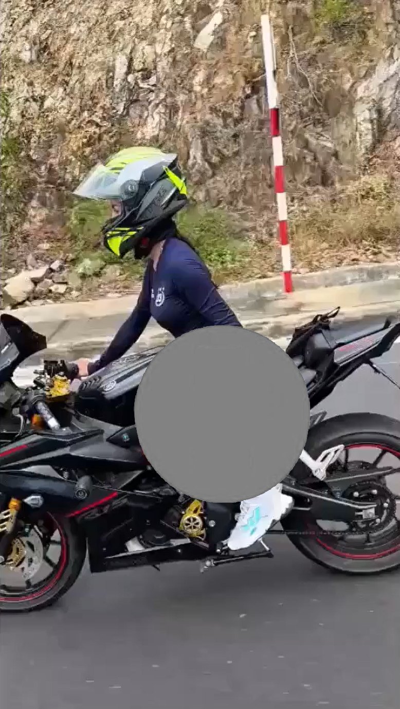 Người phụ nữ nước ngoài ‘làm xiếc’ trên xe máy ở Khánh Hòa