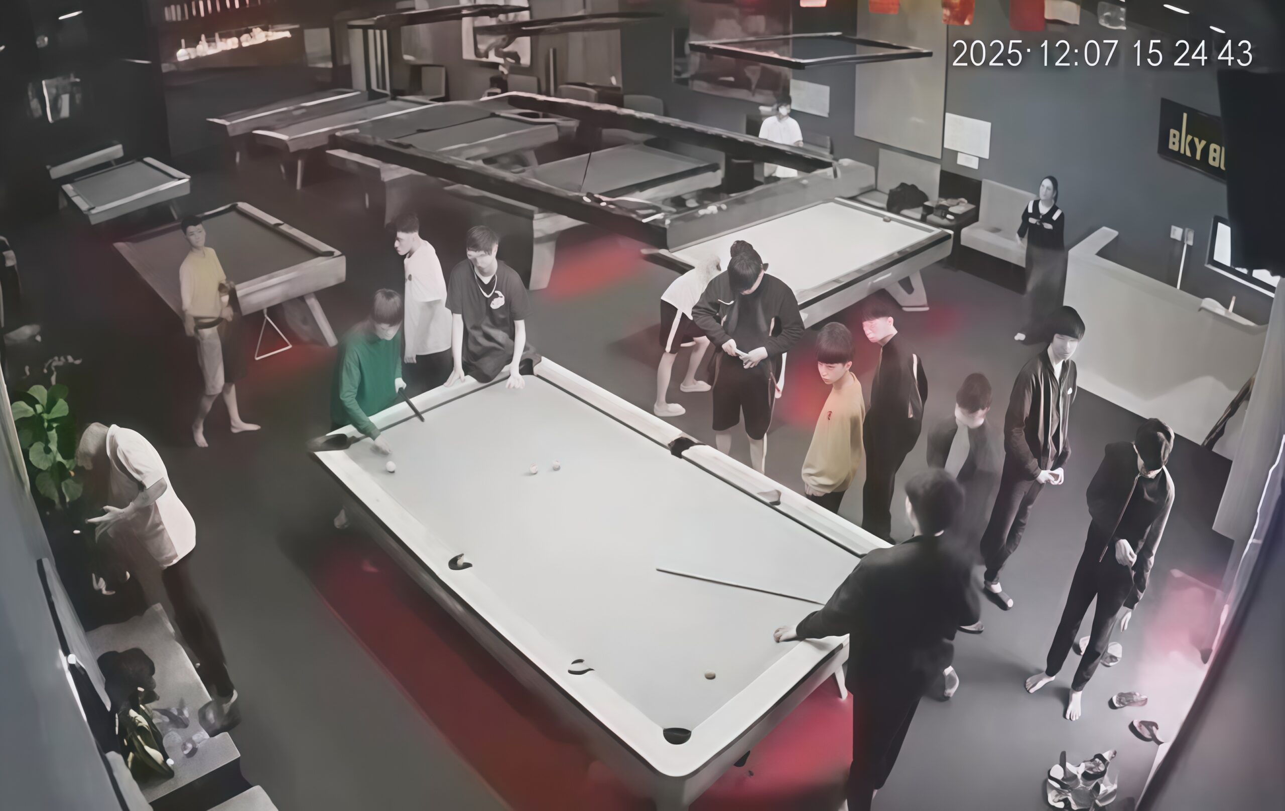 Video thiếu niên 2k8 bị đ.á.n.h g.ã.y cổ tuvong ở quán bida – Cân nhắc khi xem