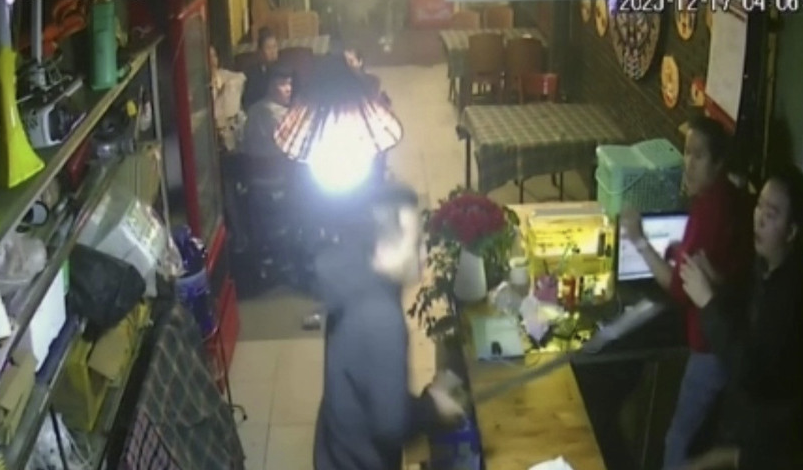 Video thanh niên 2k7 bị “2 anh em ruột” c.h.é.m tuvong ở quán nhậu