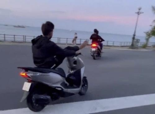 TP. Hồ Chí Minh: Con chạy xe máy phạm luật, 2 cha con cùng bị phạt