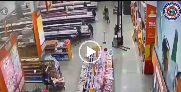 Tránh xa khi nhân viên vận hành thiết bị xe nâng và xe đẩy trong giờ làm việc