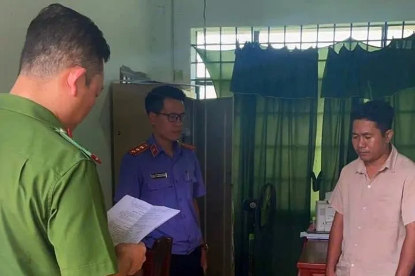 Bắt khẩn cấp cán bộ chiếm đoạt 500 triệu đồng tiền hỗ trợ lũ lụt cho dân