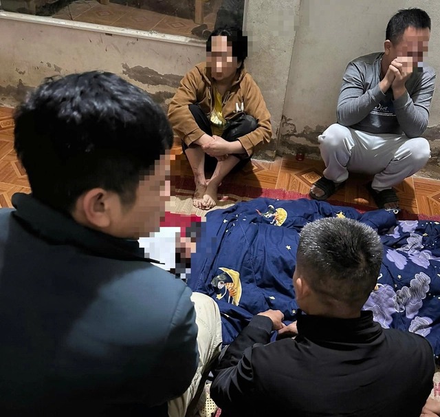 Clip chấn động ghi lại cảnh nghi vấn chồng đá;;;nh vợ rồi bị vợ đ;;;âm t;ử v;;;;ong tại nhà riêng ở Lào Cai