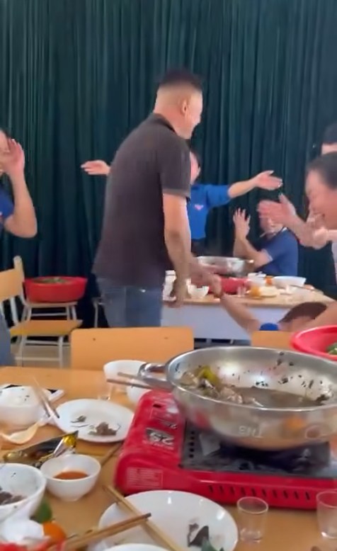 Họp lớp này đang hot