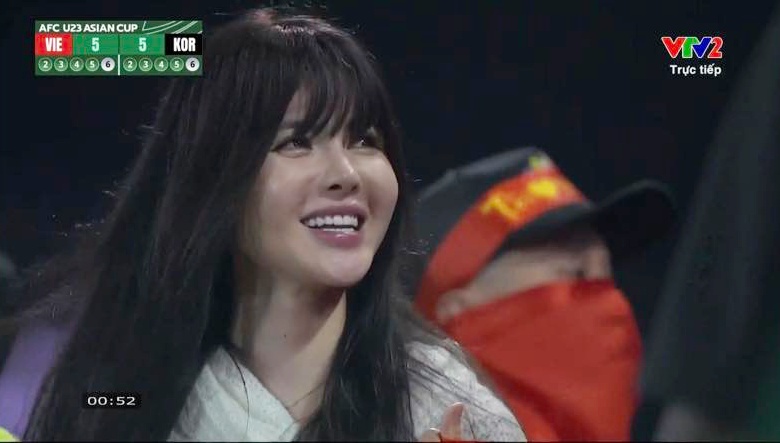 Danh tính nữ cổ động viên Việt Nam giống Thiều Bảo Trâm gây sốt