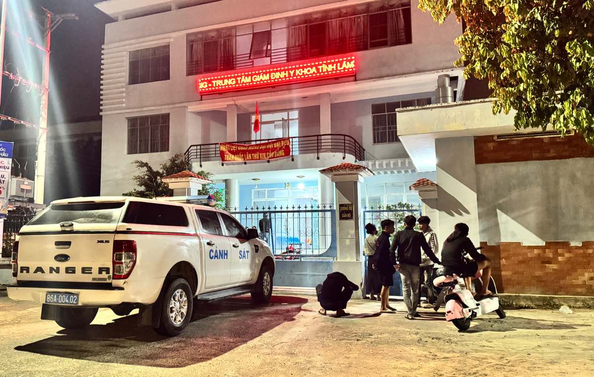 Thanh niên đang ngồi chơi ở công viên, bất ngờ bị  🔪 tvong tại chỗ 😰😰