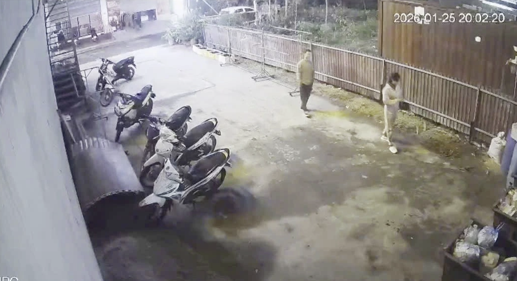 V:I-D:E:0 : Thanh niên kỷ niệm vào người cô gái đúng 12 n;;;hát