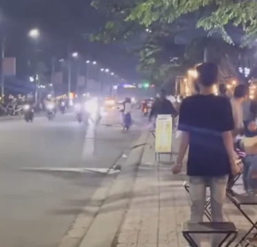 Vjdeo mấy thanh njen bem nhau giữa đường