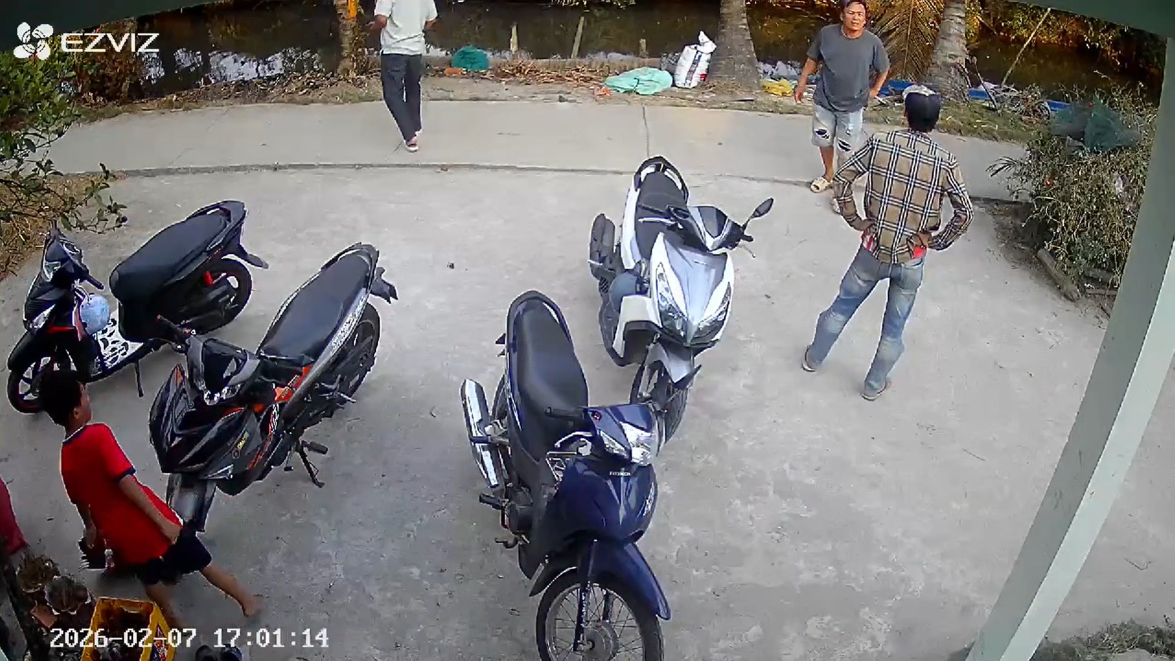 V-I-D-E-O Con rể solo với cha vk luôn