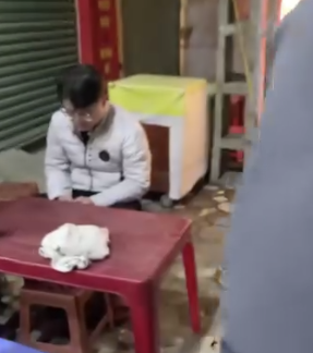 Vjde0: Thanh niên xin đi nhờ xe bạn nữ xong ngồi sau