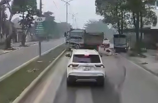 CSGT bị t;;ông TV khi đang kiểm tra xe tải