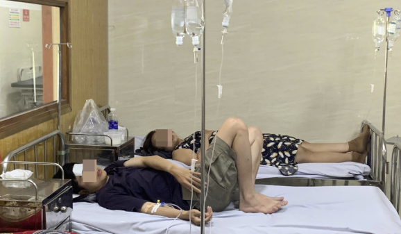 19 người vào viện nghi ngộ độc sau khi ăn bánh mì ở TPHCM