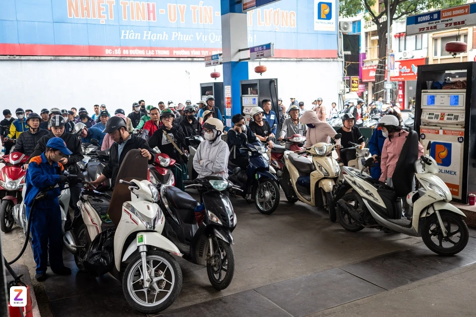 Giá xăng chiều nay vượt 27.000 đồng/lít