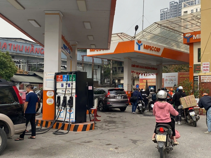 Giá xăng dầu hôm nay 9/3: Tăng thẳng đứng, chính thức vượt mốc 100 USD/ thùng